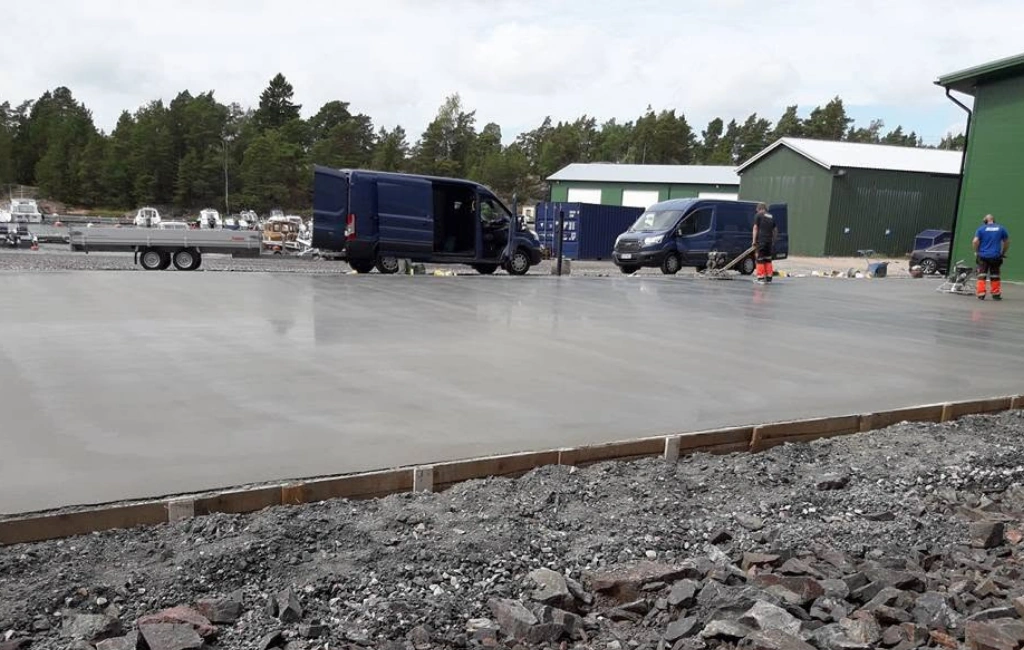 Ohran puintia pellolla, leikkuupuimuri purkaa satoa traktorin perävaunuun